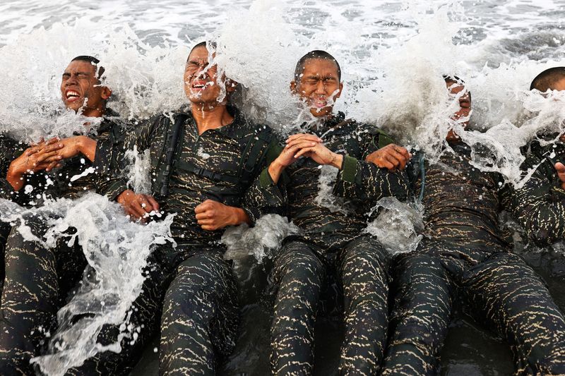 &copy; Reuters. ARP trainees battle the waves while completing training exercises during the last week of a ten week program to become members of the Taiwan navy's elite Amphibious Reconnaissance and Patrol unit, at Zuoying navy base, Kaohsiung, southern Taiwan, December