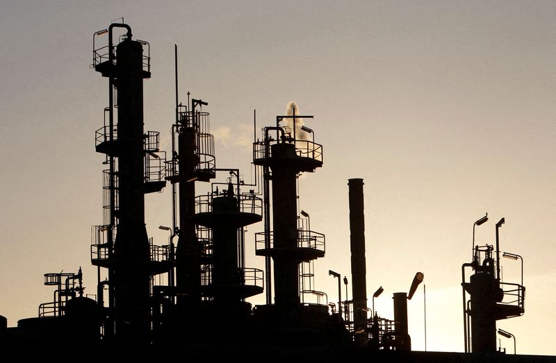 © Reuters. FILE PHOTO: Towers and smokestacks are silhouetted at an oil refinery in Melbourne June 21, 2010.  REUTERS/Mick Tsikas/File Photo