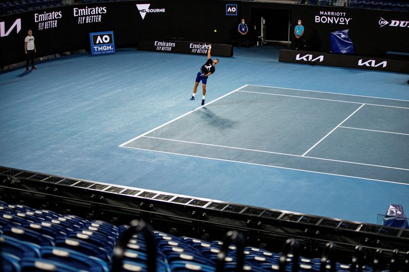 &copy; Reuters. Les autorités australiennes ont de nouveau annulé le visa du numéro un mondial du tennis Novak Djokovic, jugeant que le fait qu'il ne soit pas vacciné contre le COVID-19 pourrait poser un risque sanitaire. /Photo prise le 14 janvier 2022/REUTERS/AAP I