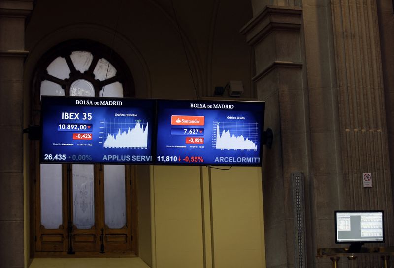 &copy; Reuters. FOTO DE ARCHIVO: Pantallas con datos de cotización en el interior de la Bolsa de Madrid, España, el 11 de septiembre de 2014. REUTERS/Andrea Comas