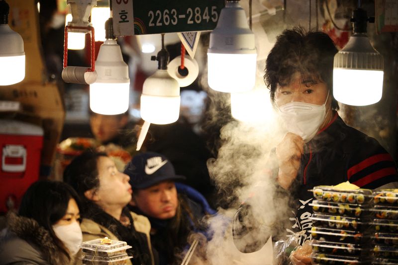 © Reuters. A shopkeeper waits for customers at a traditional market in Seoul, South Korea, January 14, 2022.   REUTERS/Kim Hong-Ji