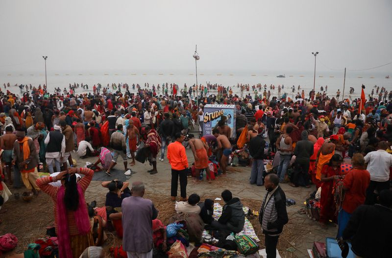 &copy; Reuters. Des centaines de milliers d'Indiens étaient rassemblés vendredi sur les berges du Gange à l'occasion d'une importante fête religieuse hindoue, malgré la forte résurgence de la pandémie de coronavirus en Inde depuis un mois. /Photo prise le 14 janvi