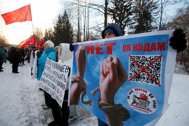 &copy; Reuters. Activists attend a rally against the coronavirus disease (COVID-19) vaccination and QR codes proving immunity status, in Yekaterinburg, Russia December 12, 2021. A sign on a poster reads "No QR codes"  REUTERS/Eduard Korniyenko