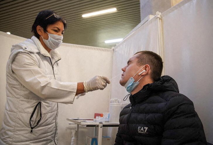 &copy; Reuters. A medical specialist administers a nasal swab to a man at a COVID-19 rapid testing centre located at a metro station amid the outbreak of the coronavirus disease in Moscow, Russia November 9, 2021. REUTERS/Tatyana Makeyeva