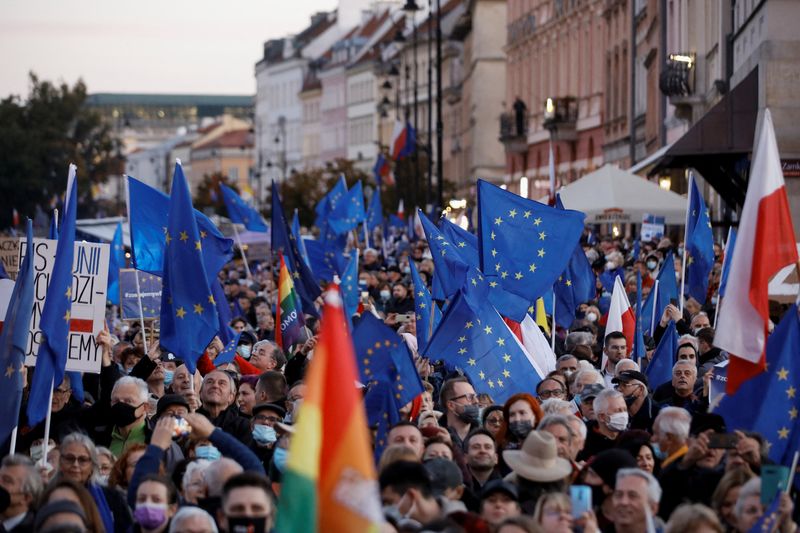 &copy; Reuters. People carry flags, as they take part in a rally in support of Poland's membership in the European Union after the country's Constitutional Tribunal ruled on the primacy of the constitution over EU law, undermining a key tenet of European integration, in 