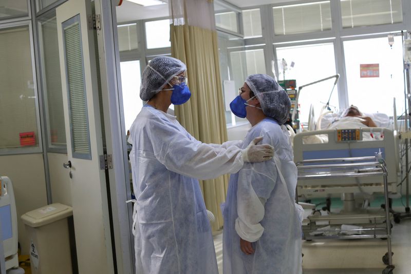 &copy; Reuters. Médicos conversam em unidade de terapia intensiva de hospital em São Paulo
17/03/2021 REUTERS/Amanda Perobelli