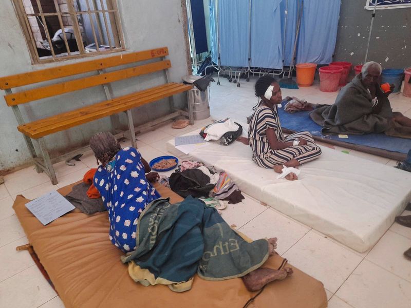 &copy; Reuters. ناجون من غارة جوية شنتها القوات الحكومية الإثيوبية يتلقون العلاج في مستشفى شيري شول العام في بلدة ديديبت بالمنطقة الشمالية من تيجراي في الث