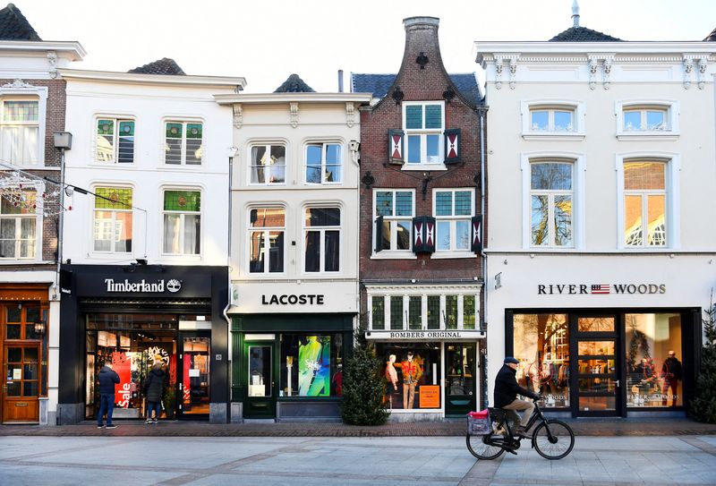 &copy; Reuters. FILE PHOTO: A general view of a largely deserted Dutch urban centre is seen as the country enters into its third day of lockdown, in Den Bosch, Netherlands December 21, 2021. REUTERS/Piroschka van de Wouw