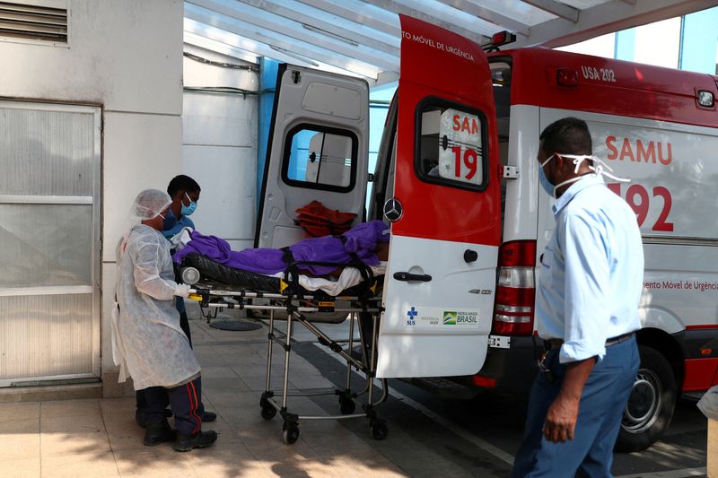 &copy; Reuters. Paciente com suspeita de Covid-19 chega de ambulância a hospital em Duque de Caxias, no Rio de Janeiro
20/05/2021 REUTERS/Pilar Olivares