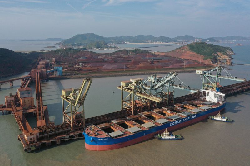 &copy; Reuters. Navio descarrega minério de ferro no porto de Zhoushan
9/05/2019
REUTERS/Stringer