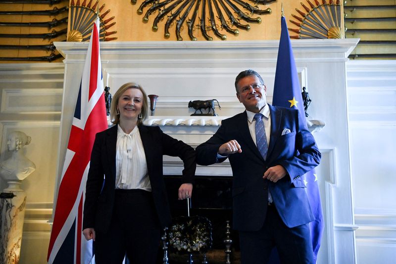 &copy; Reuters. La ministra de Exteriores británica, Liz Truss, y el vicepresidente de la Comisión Europea, Maros Sefcovic, se saludan tocándose con el codo durante una reunión celebrada en Sevenoaks, Reino Unido, el 13 de enero de 2022. Ben Stansall/Pool vía REUTER