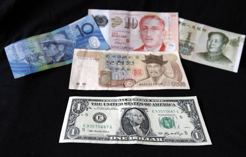 &copy; Reuters. A U.S. dollar note (bottom) is pictured alongside other currencies including (L-R) the Australian Dollar, Singapore Dollar, Korean Won and China's Yuan in this picture illustration taken in Washington, October 14, 2010.   REUTERS/Jason Reed