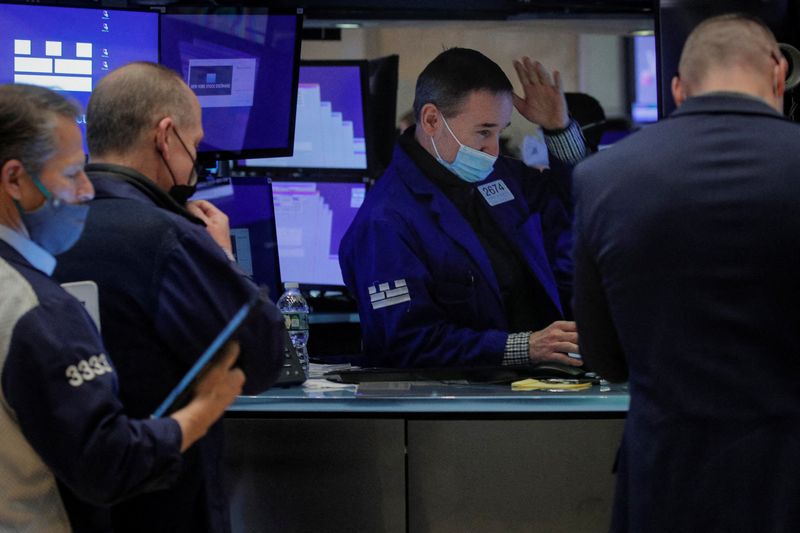 &copy; Reuters. FILE PHOTO: Traders work on the floor of the New York Stock Exchange (NYSE) in New York City, U.S., January 12, 2022.  REUTERS/Brendan McDermid