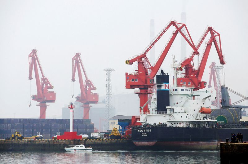 &copy; Reuters. Una petroliera nel porto di Qingdao, nella provincia di Shandong in Cina. REUTERS/Jason Lee