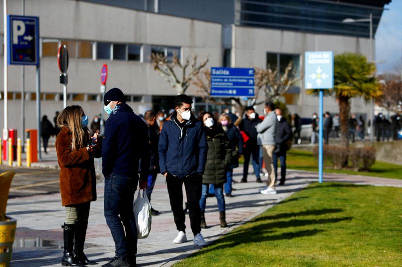 © Reuters. FILE PHOTO: People queue to get tested for the coronavirus disease (COVID-19) after the Christmas holiday break, amid the COVID-19 pandemic, at Doce de Octubre Hospital in Madrid, Spain December 27, 2021. REUTERS/Javier Barbancho