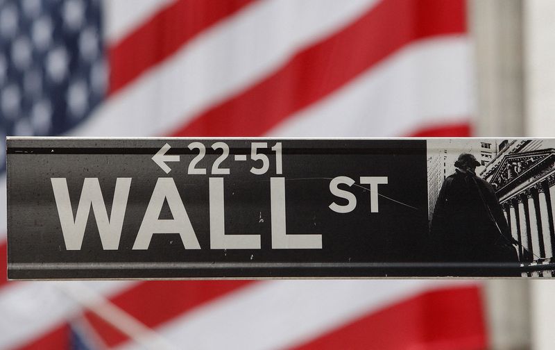 &copy; Reuters. FOTO DE ARCHIVO: El cartel de Wall Street delante de la Bolsa de Nueva York, 22 de enero de 2008. REUTERS/Chip East (ESTADOS UNIDOS)
