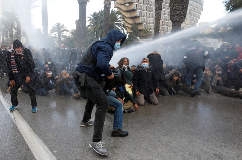© Reuters. الشرطة تستخدم مدفع ماء لتفريق محتجين في العاصمة تونس يوم الجمعة. تصوير: زبير السويسي - رويترز. 