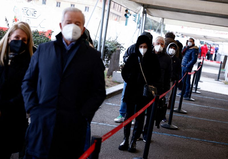 &copy; Reuters. Pessoas em fila para vacinação contra a Covid-19 em Roma, na Itália
10/01/2022 REUTERS/Guglielmo Mangiapane