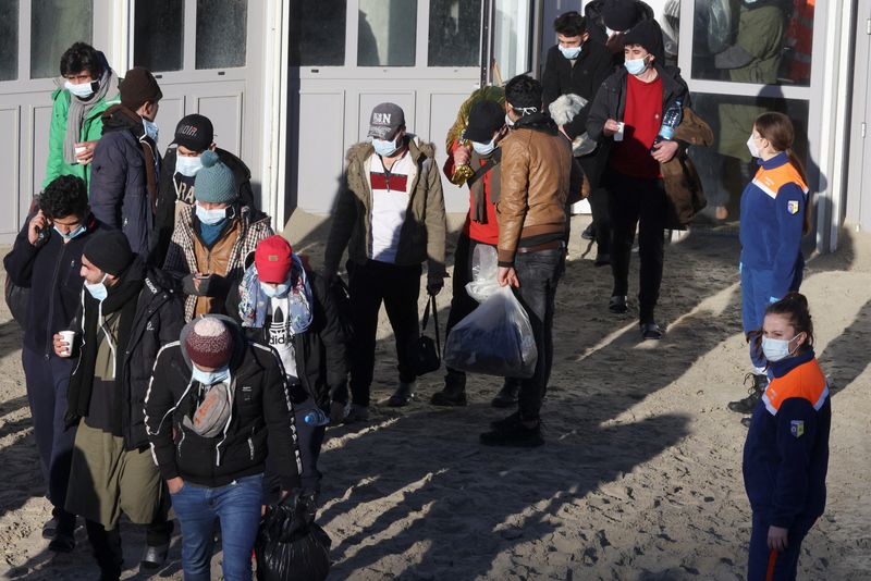 &copy; Reuters. مهاجرون لدى وصولهم إلى الشاطئ الفرنسي بعد انقاذهم من القنال الإنجليزي يوم الجمعة. تصوير: إيف هيرمان - رويترز. 