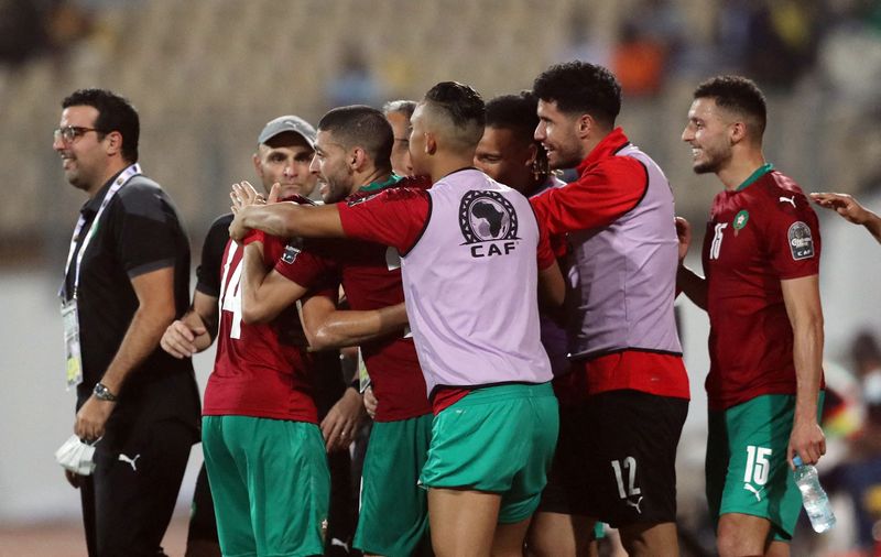 &copy; Reuters. لاعبون من المغرب يحتفلون باحراز الهدف الثاني في شباك جزر القمر بكأس الأمم الافريقية لكرة القدم في ياوندي يوم الجمعة. تصوير: محمد عبد الغني - 
