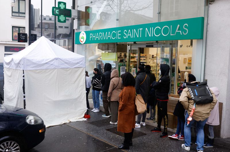 Près de 330.000 nouveaux cas en France, le pic pas encore atteint selon SPF