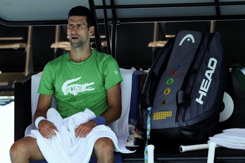 © Reuters. Novak Djokovic descansa durante treino em Melbourne Park para o Aberto da Austrália
13/01/2022 REUTERS/Loren Elliott