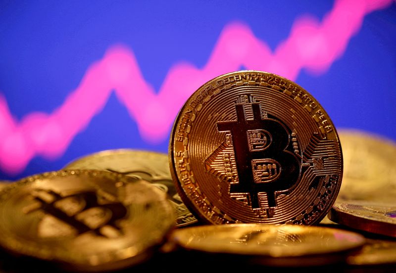 © Reuters. FILE PHOTO: A representation of virtual currency Bitcoin is seen in front of a stock graph in this illustration taken January 8, 2021. REUTERS/Dado Ruvic