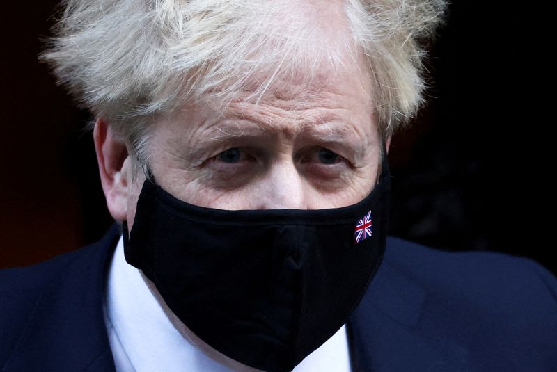 &copy; Reuters. رئيس الوزراء البريطاني بوريس جونسون خارج مقر الحكومة في لندن يوم 12 يناير كانون الثاني 2022. تصوير: هنري نيكولز - رويترز. 