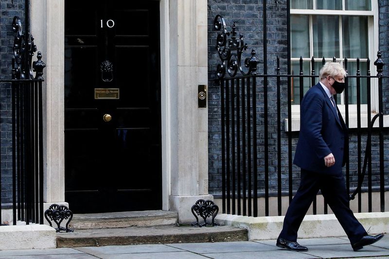 &copy; Reuters. جونسون يغادر مقر الحكومة البريطانية في لندن يوم 12 يناير كانون الثاني 2022. تصوير: بول تشايلدز - رويترز. 