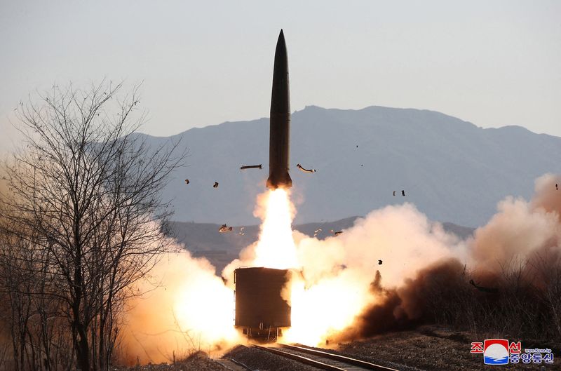© Reuters. تدريب على إطلاق صاروخ في مكان غير معروف في كوريا الشمالية يوم الجمعة. صورة حصلت عليها رويترز من وكالة الأنباء المركزية الكورية الشمالية. 