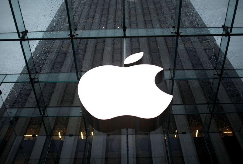 &copy; Reuters. FILE PHOTO: The Apple Inc. logo is seen in the lobby of New York City's flagship Apple store January 18, 2011. REUTERS/Mike Segar/File Photo