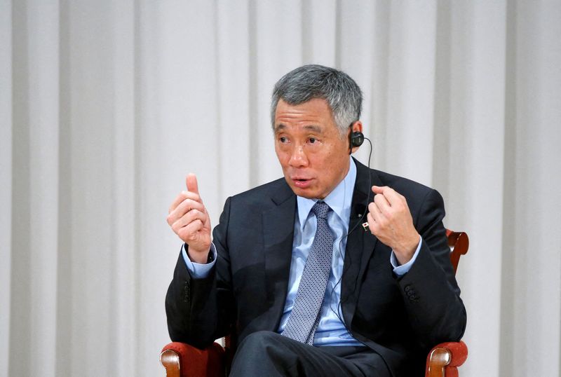 &copy; Reuters. رئيس وزراء سنغافورة لي هسين لونج يتحدث في المؤتمر الدولي حول مستقبل آسيا في طوكيو في صورة من أرشيف رويترز.