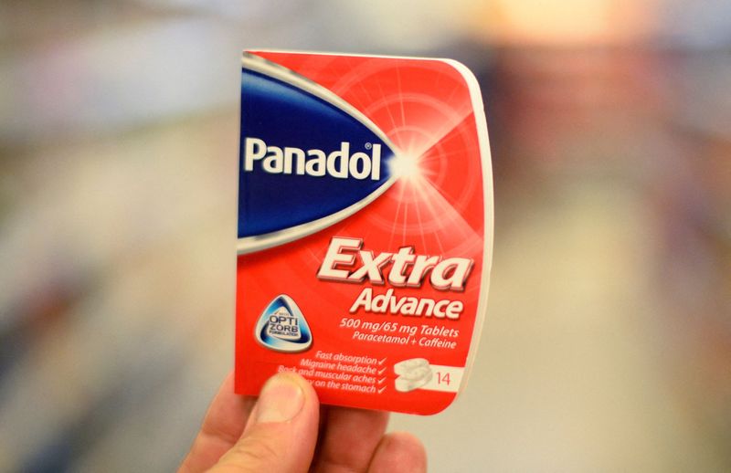 © Reuters. FILE PHOTO: A box of Panadol is seen in a pharmacy in a photo illustration in London July 24, 2013. REUTERS/Paul Hackett