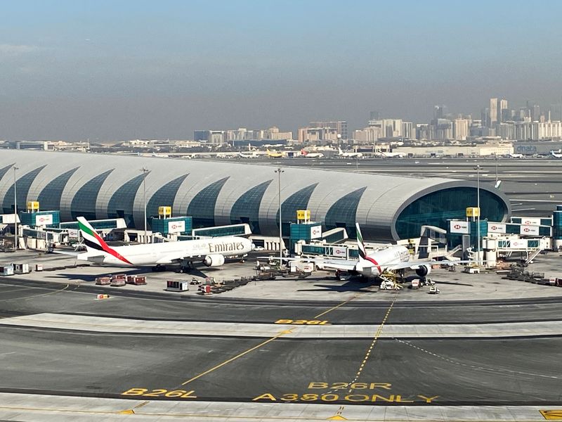 &copy; Reuters. طائرات تابعة لخط طيران الإمارات تظهر في مطار دبي الدولي يوم 13 يناير كانون الثاني 2021. تصوير: عبد الهادي الرمحي - رويترز. 