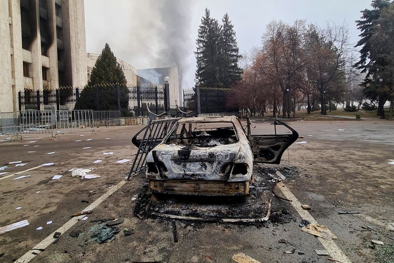 &copy; Reuters. FILE PHOTO: A view shows a burnt vehicle near the mayor's office building following the protests triggered by fuel price increase, in Almaty, Kazakhstan January 6, 2022.  Picture taken January 6, 2022. REUTERS/Mariya Gordeyeva