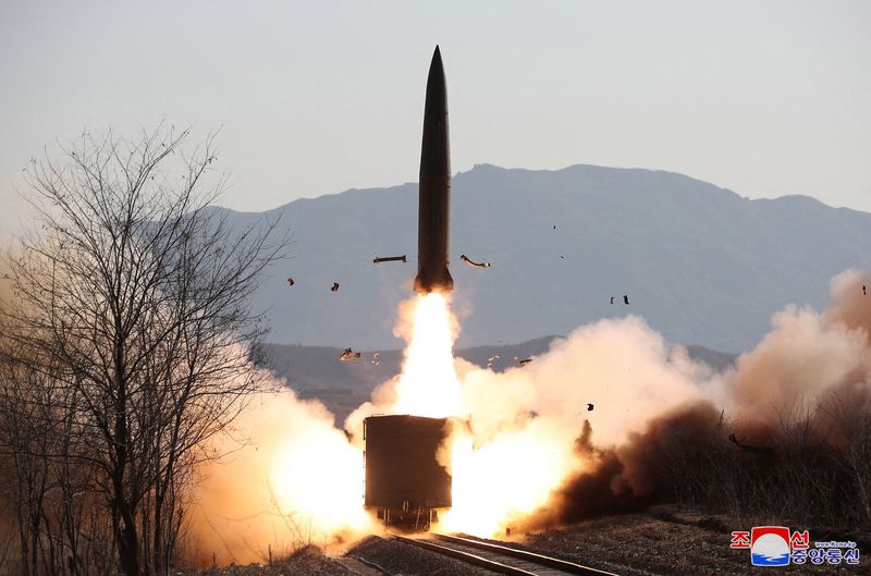 © Reuters. A railway-born missile is launched during firing drills according to state media, at an undisclosed location in North Korea, in this photo released January 14, 2022 by North Korea's Korean Central News Agency (KCNA).   KCNA via REUTERS    ATTENTION EDITORS - THIS IMAGE WAS PROVIDED BY A THIRD PARTY. REUTERS IS UNABLE TO INDEPENDENTLY VERIFY THIS IMAGE. NO THIRD PARTY SALES. SOUTH KOREA OUT. NO COMMERCIAL OR EDITORIAL SALES IN SOUTH KOREA.