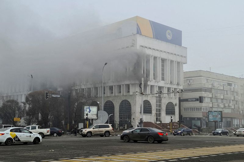 &copy; Reuters. الدخان يتصاعد من داخل مبنى يضم مكاتب عدة إذاعات ومحطات تلفزيونية في ألما اتا بقازاخستان يزك 6 يناير كانون الثاني 2022. تصوير: ماريا جوردييفا - ر