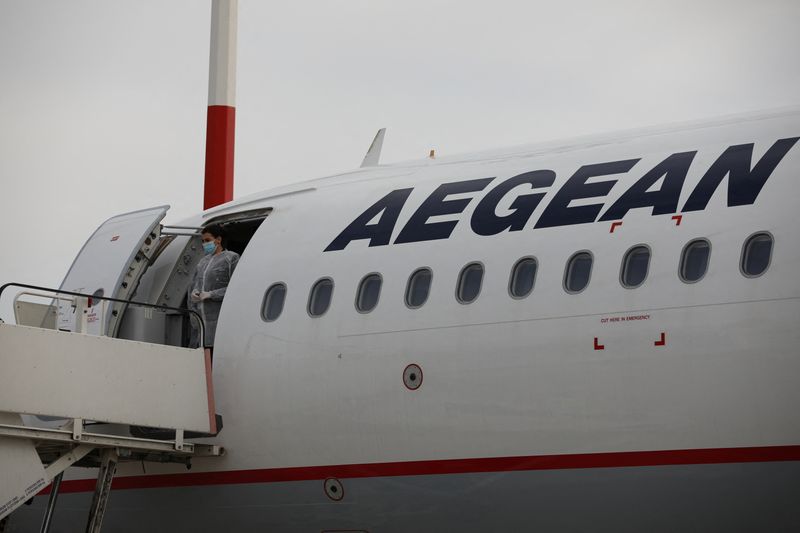 &copy; Reuters. طائرة تابعة لشركة طيران إيجيان اليونانية في مطار أثينا الدولي. صورة من أرشيف رويترز.