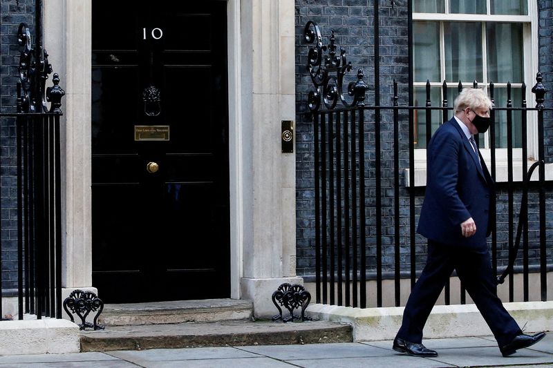&copy; Reuters. رئيس الوزراء البريطاني بوريس جونسون يمشي خارج مقر الحكومة في داونينج ستريت بوسط لندن يوم 12 يناير كانون الثاني 2022. تصوير: بول تشيلدز - رويترز.