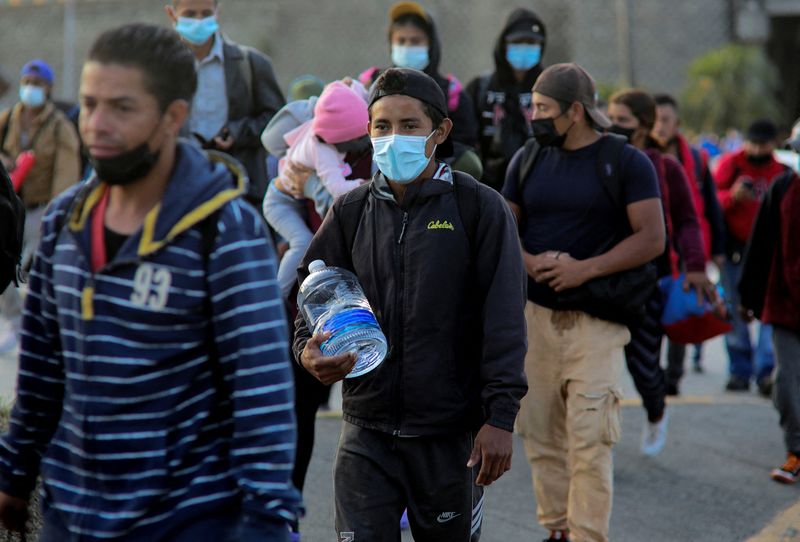 &copy; Reuters. Migrants from Central America walk in a caravan as they set off for the United States, in San Pedro Sula, Honduras January 15, 2022. REUTERS/Stringer 