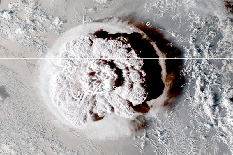 &copy; Reuters. ثوران بركان تحت الماء قبالة تونجا مما أثار تحذيرات من حدوث موجات مد بحري عاتية (تسونامي) في عدد من جزر جنوب المحيط الهادي في صورة التقطت بقمر 