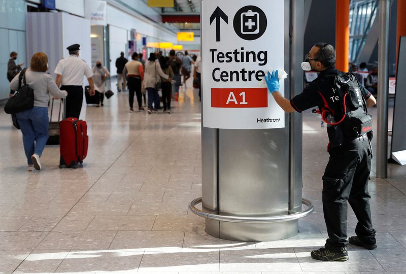 &copy; Reuters. Les voyageurs britanniques entièrement vaccinés pourront partir en vacances le mois prochain sans avoir à se soumettre à un test de dépistage du coronavirus à leur retour, rapporte samedi le quotidien The Times. /Photo d'archives/REUTERS/Peter Nicho