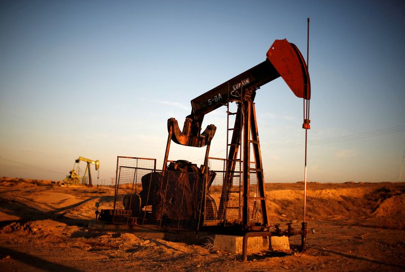 &copy; Reuters. FILE PHOTO: Pump Jacks are seen at sunrise near Bakersfield, California October 14, 2014. REUTERS/Lucy Nicholson