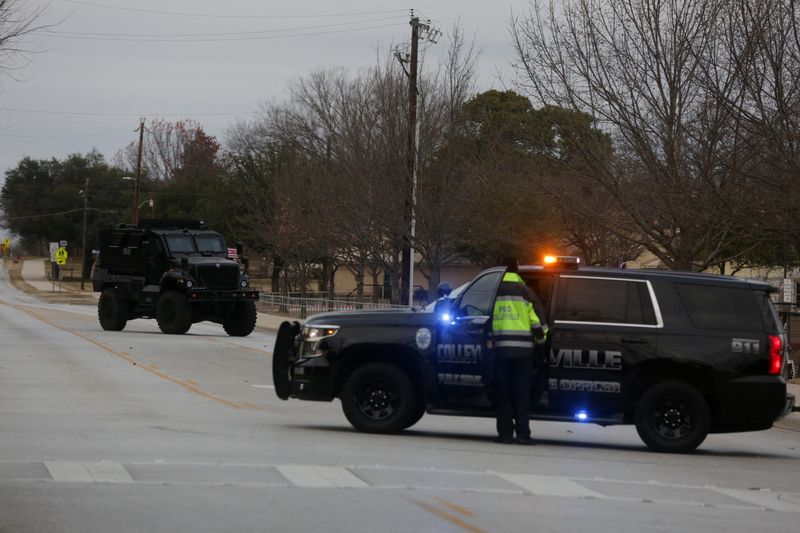&copy; Reuters. Vehículos policiales se ven en el área donde, según los informes, un hombre tomó a personas como rehenes en una sinagoga durante los servicios que se transmitían en vivo, en Colleyville, Texas, EEUU, 15 de enero de 2022. REUTERS/Shelby Tauber