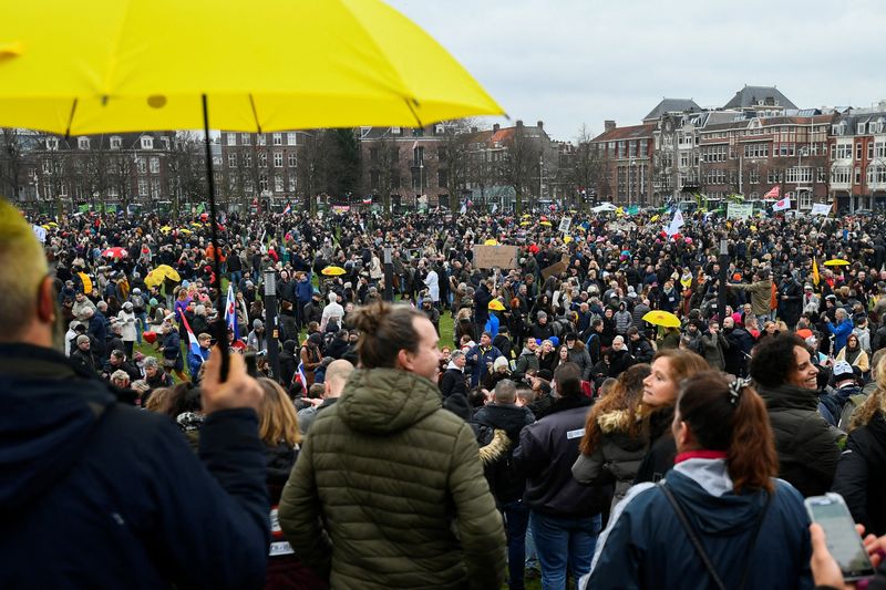&copy; Reuters. Demonstrators take part in a protest against the Dutch government's restrictions imposed to contain the spread of the coronavirus disease (COVID-19), in Amsterdam, Netherlands, January 16, 2022. REUTERS/Piroschka van de Wouw