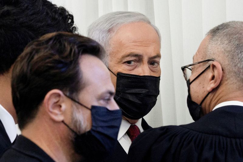 &copy; Reuters. رئيس الوزراء الإسرائيلي السابق بنيامين نتنياهو محاطا بمحامييه قبل الاستماع لشاهد في محاكمته في القدس يوم 22 نوفمبر تشرين الثاني 2021. صورة لرو