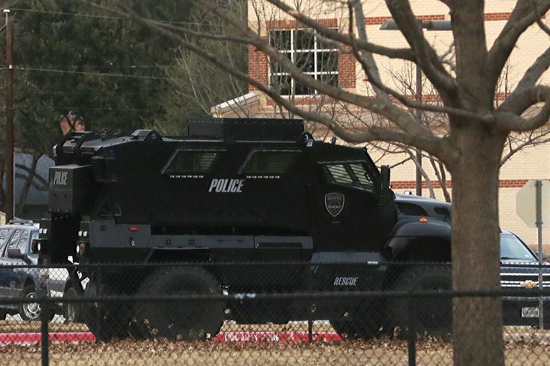 © Reuters. A law enforcement vehicle is parked at a school in the area where a man believed to have taken people hostage at a synagogue during services that were being streamed live, in Colleyville, Texas, U.S. January 15, 2022. REUTERS/Shelby Tauber