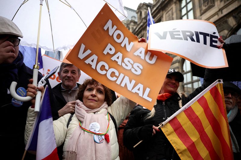 © Reuters. مجموعة من الأشخاص خلال مظاهرة في باريس يوم 8 يناير كانون الثاني 2022 ضد قانون 