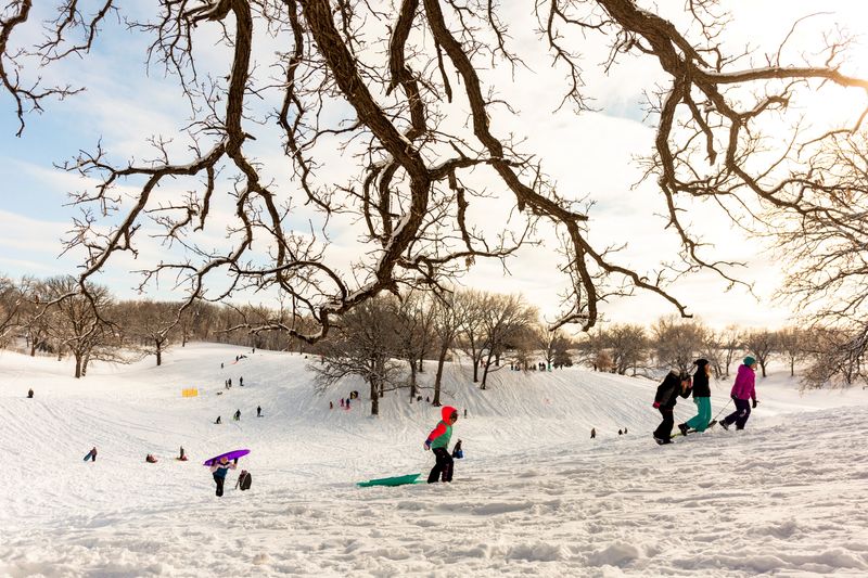 © Reuters. أطفال يتزلجون في ملعب ويفلاند للجولف بعد تراكم الثلوج في المنطقة نتيجة عاصفة إيزي في دي موين بولاية أيوا الأمريكية يوم السبت. تصوير:رويترز.
