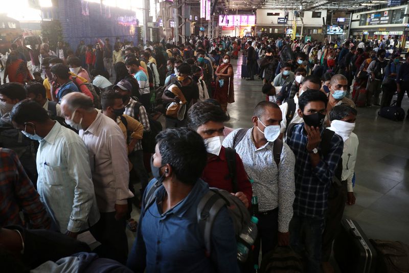 &copy; Reuters. أشخاص يضعون كمامات في محطة قطارات بمومباي يوم 29 نوفمبر تشرين الثاني 2021. تصوير: نيهاريكا كولكارني - رويترز
